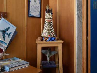 �La statuetta nell�angolo � invece quella della Madonna di Loreto, protettrice degli aviatori�, ci spiega il vicepresidente Manuti